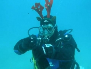 Descorchando el cava bajo el agua